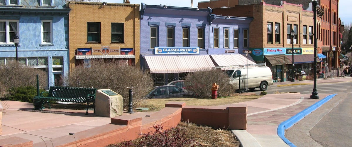 Manitou Springs showing a small town or village and street scenes
