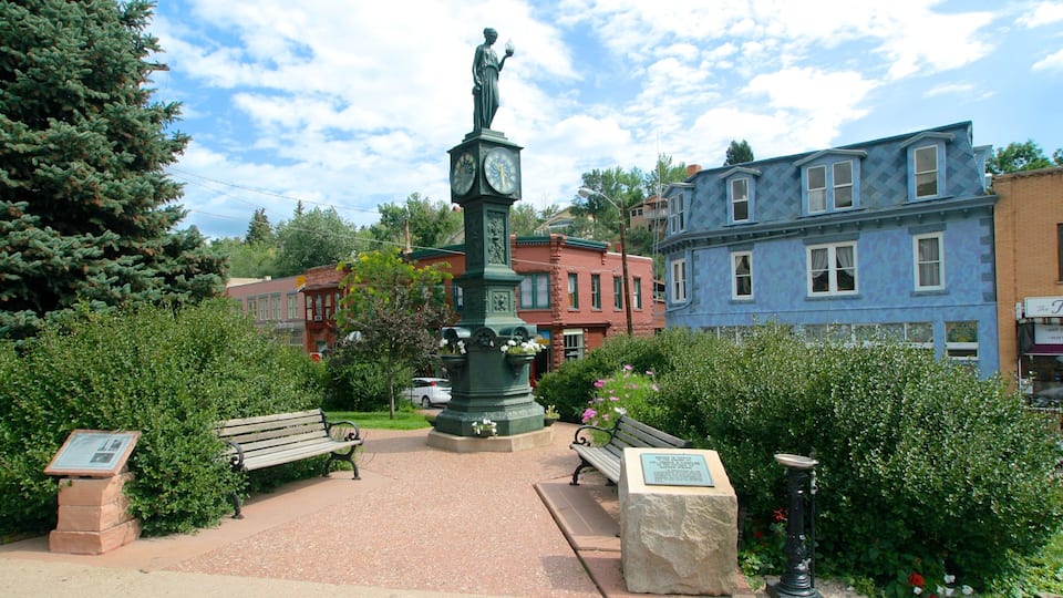 Manitou Springs que inclui uma cidade pequena ou vila, uma estátua ou escultura e um jardim