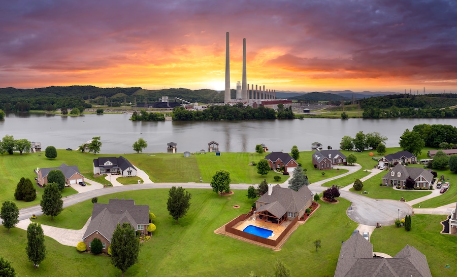 Toxic emissions from thermal power plant polluting air in city suburbs. Electricity production by burning coal fossil fuel. Kingston Steam Plant in Roane County, Tennessee, USA