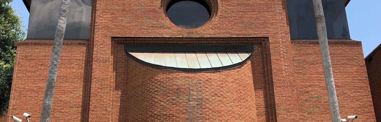 If you’re ever stuck on I-4 between Orlando and Tampa, just need a driving break or simply are in need of some #culture, take exit 31 and head over to this little gem of a museum #polkmuseumofart. It’s open 10a-5p and it’s FREE!! You won’t regret it!
#lakeland #visitcentralflorida #florida #sunshinestate #museums #art #architecture #photography