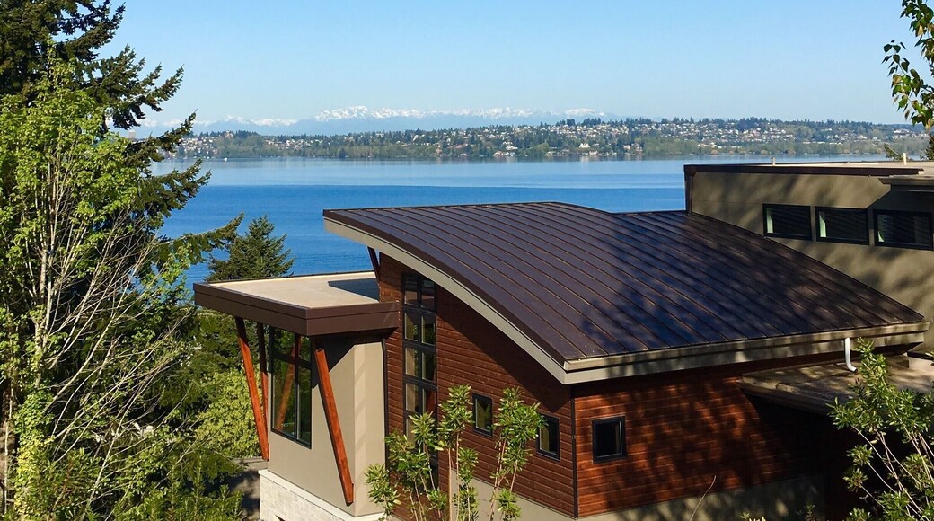 A 5.75-mile corridor through the heart of Kirkland and the first improved section of the Eastside Rail Corridor. #bikeexpedia