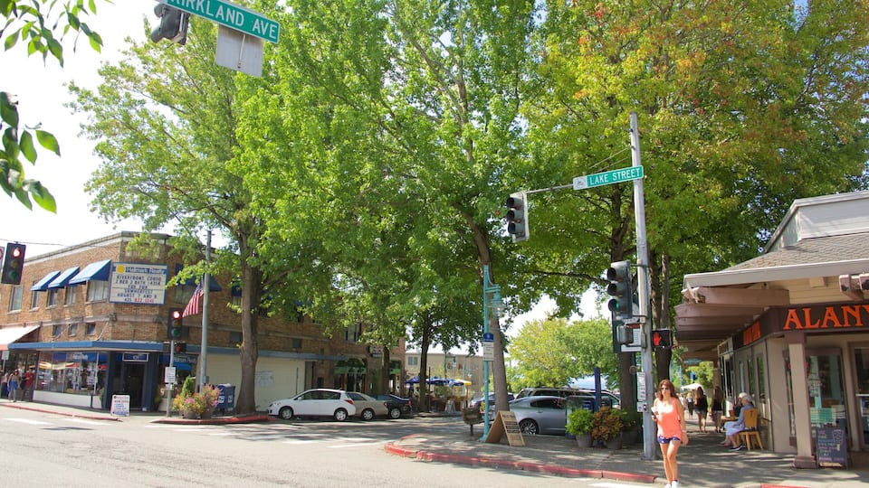 Una intersección de calles con indicaciones para Kirkland Ave y Lake St.