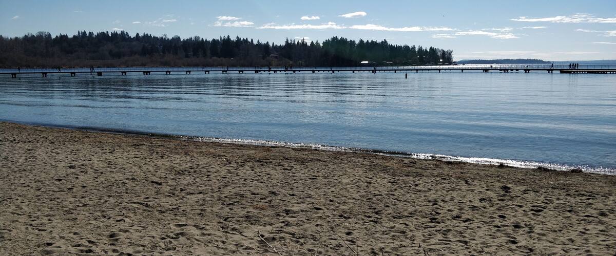 Fun place to hang out int the sun.  In the summer this beach is quite crowded.
