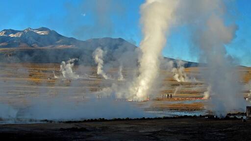 With cold in the body, the vision of the fumaroles raises the temperature of your spirit. Geysers in permanent activity.