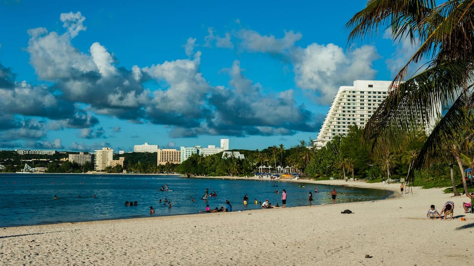 D6KCN6 The Bay of Tamuning with its hotel resorts in Guam, US Territory, Central Pacific, Pacific