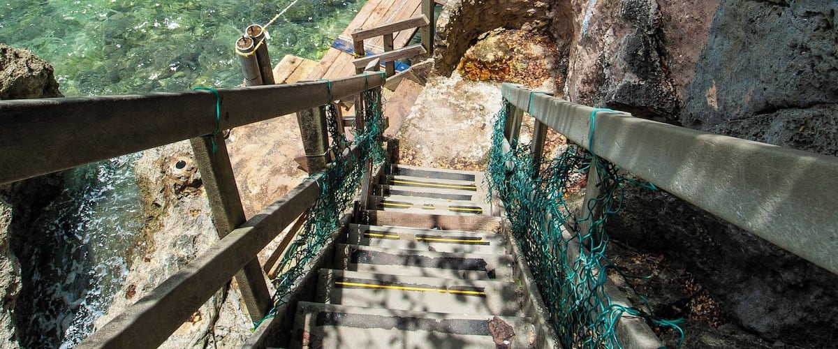 Stairs and bridge leading to Fafai Beach from Gun Beach
#adventure