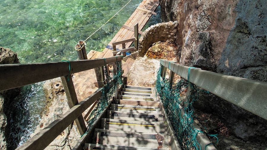 Stairs and bridge leading to Fafai Beach from Gun Beach
#adventure