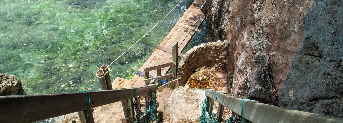 Stairs and bridge leading to Fafai Beach from Gun Beach
#adventure