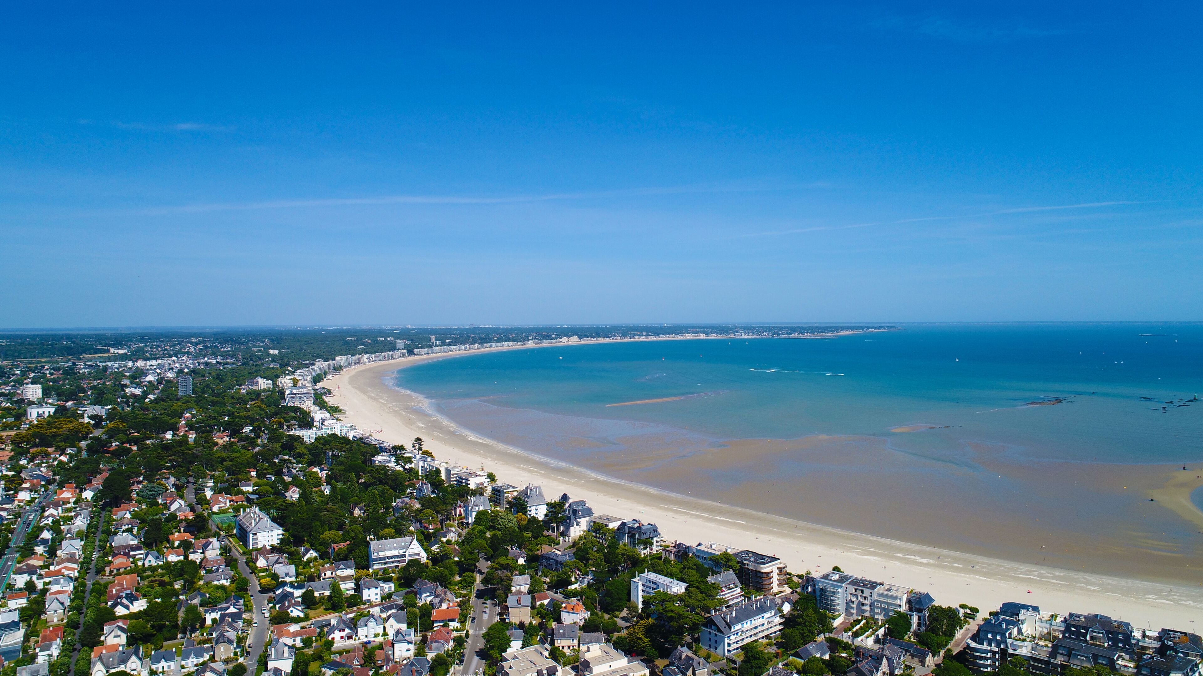 Vue aérienne unique sur la baie de La Baule Escoublac depuis Le Pouliguen, France