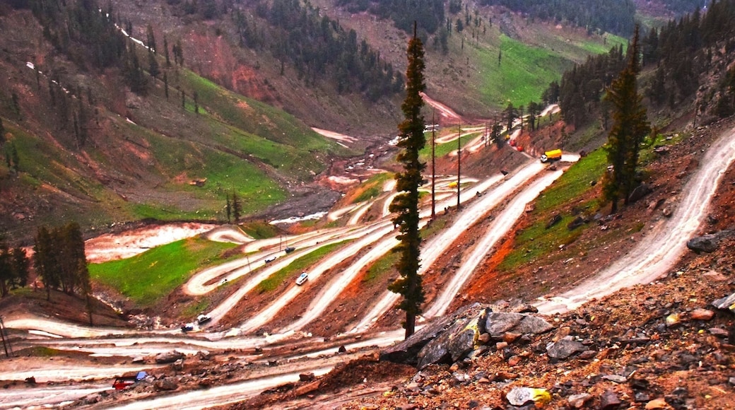 The world dangerous mountain track ..