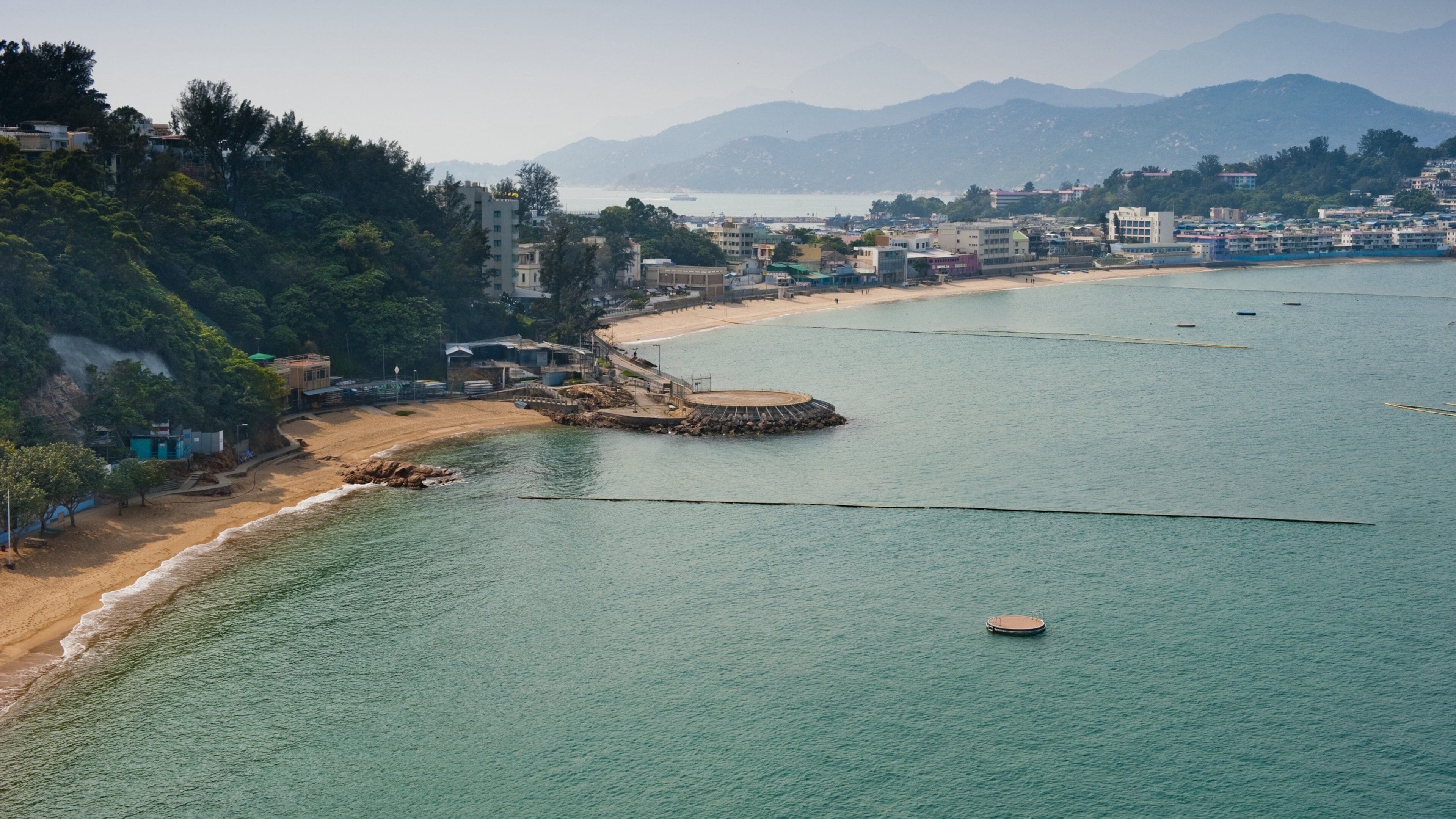 Cheung Chau montrant ville côtière et plage