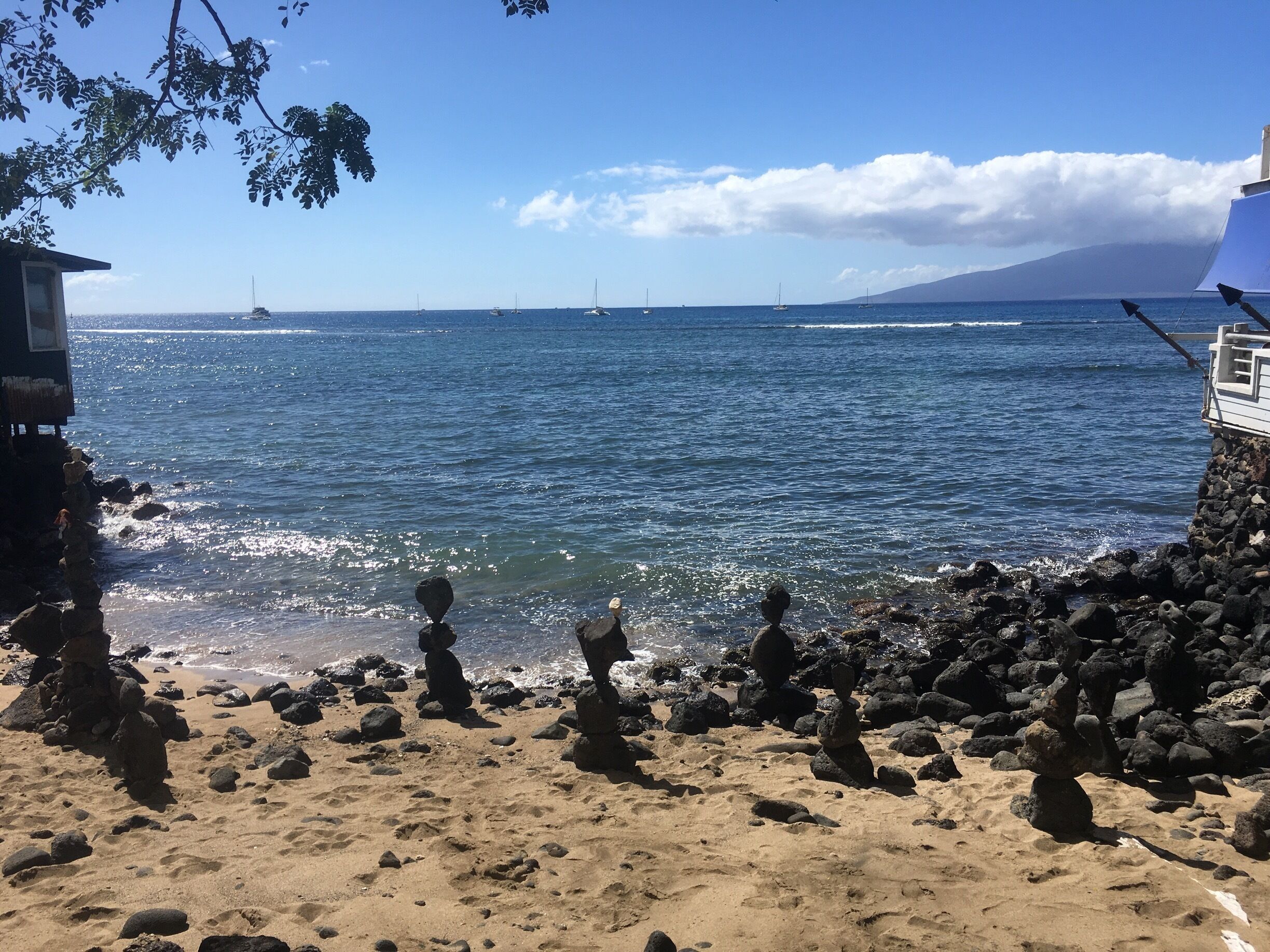 #beachbound
Found this view between the buildings while walking around Lahaina 