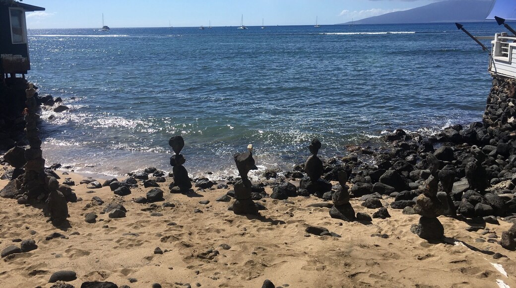 #beachbound
Found this view between the buildings while walking around Lahaina