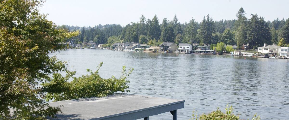 D7T87K Lake Oswego Oregon founded 1847 hub iron industry, Lake Oswego Oregon affluent suburb of Portland, duck pond,