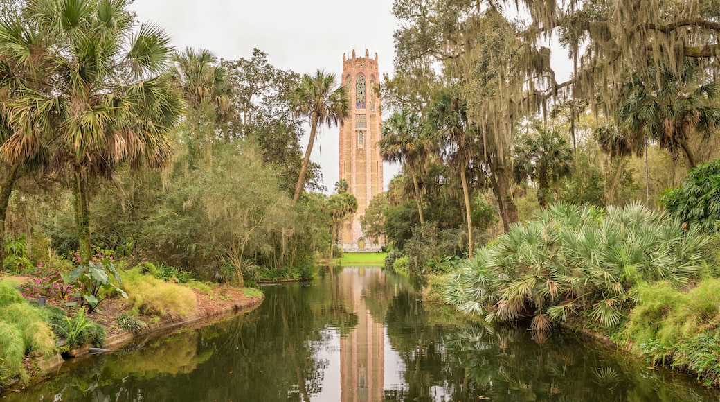 Ein ruhiger Fluss mit einem hohen Turm im Hintergrund.