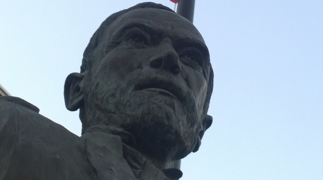 A life size bronze statue of William T. Sherman, Commanding General of the United States Army, was unveiled on July 2, 2000 during Lancaster’s bicentennial celebration.