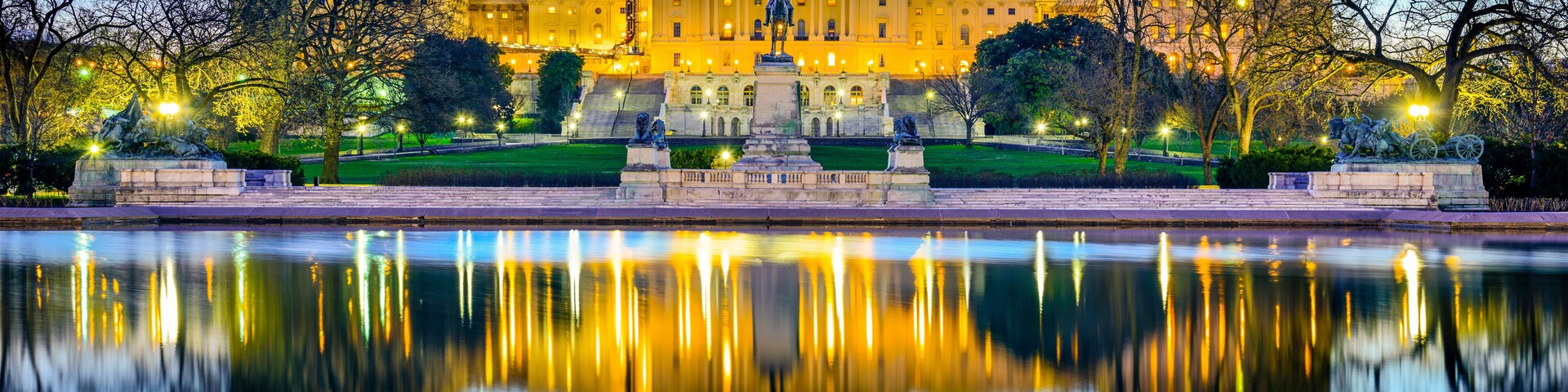 El edificio del Capitolio de Estados Unidos con su reflejo en el agua.