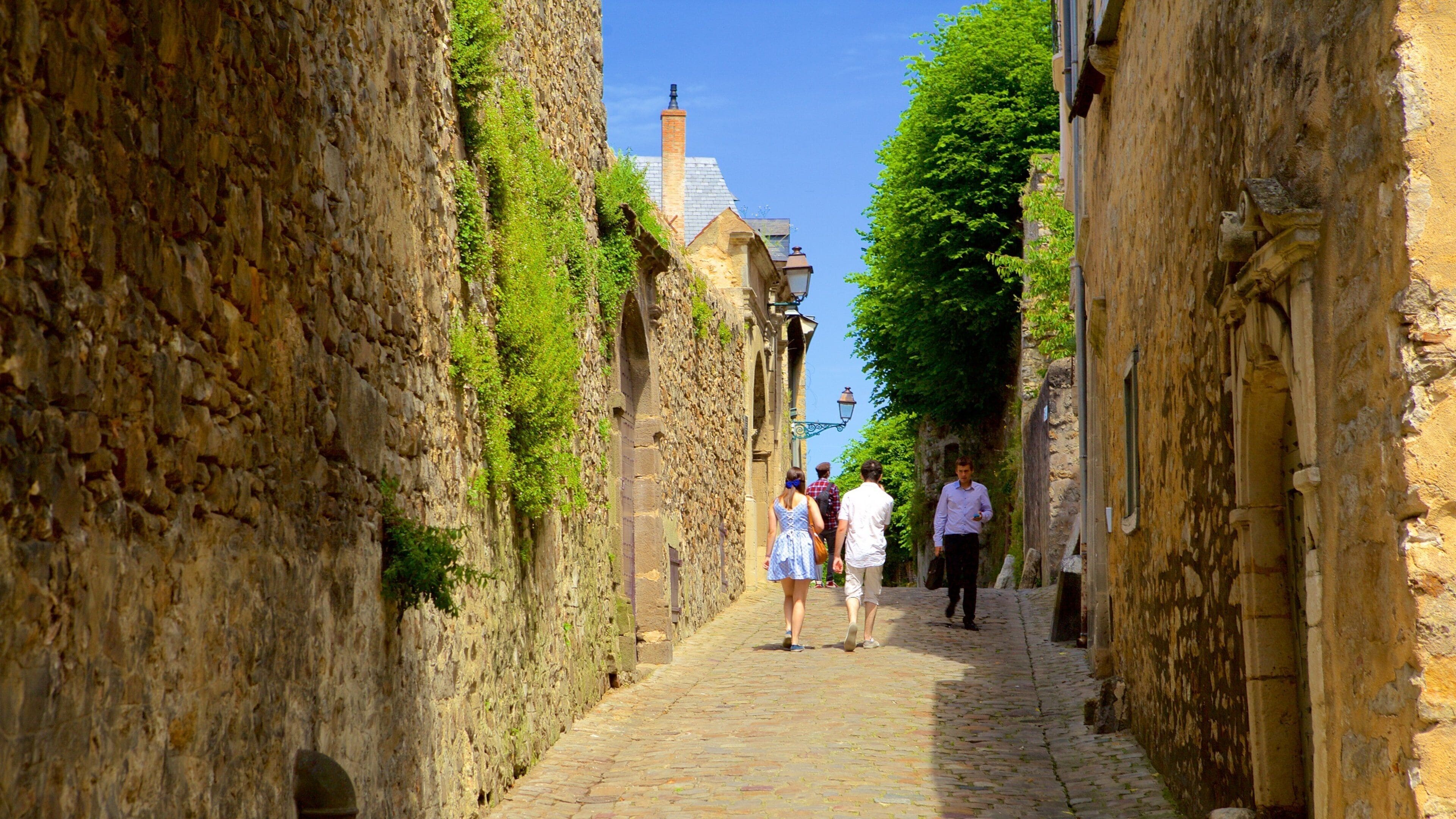 Le Mans que inclui elementos de patrimônio assim como um pequeno grupo de pessoas