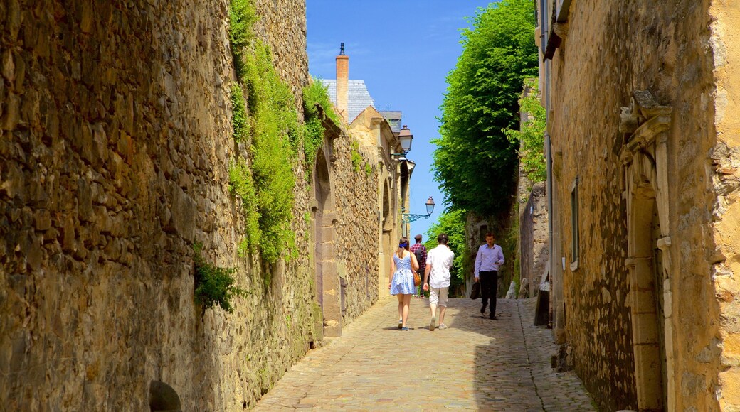 Le Mans que inclui elementos de patrimônio assim como um pequeno grupo de pessoas