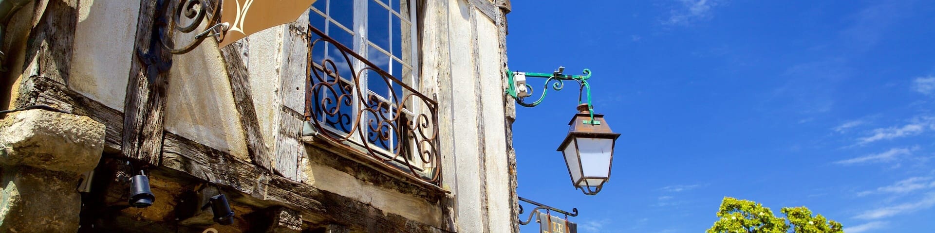 Le Mans featuring signage and a bar