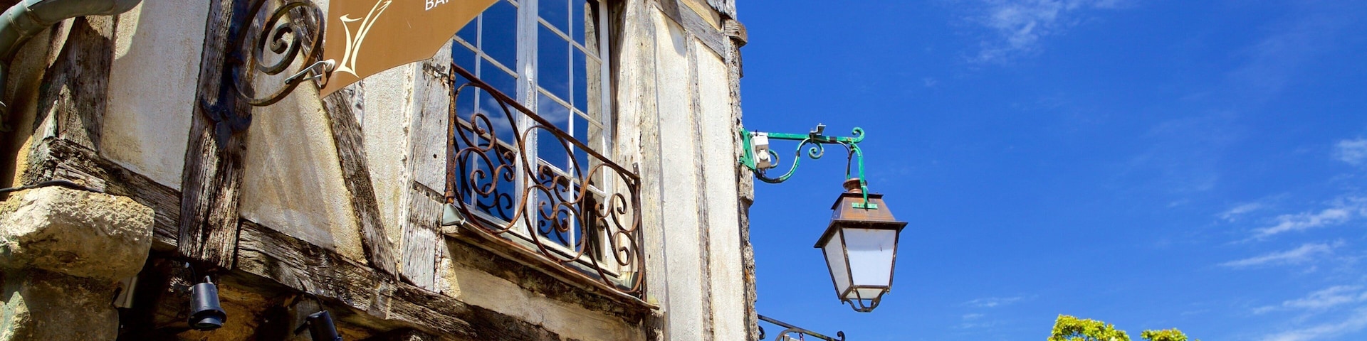 Le Mans featuring signage and a bar