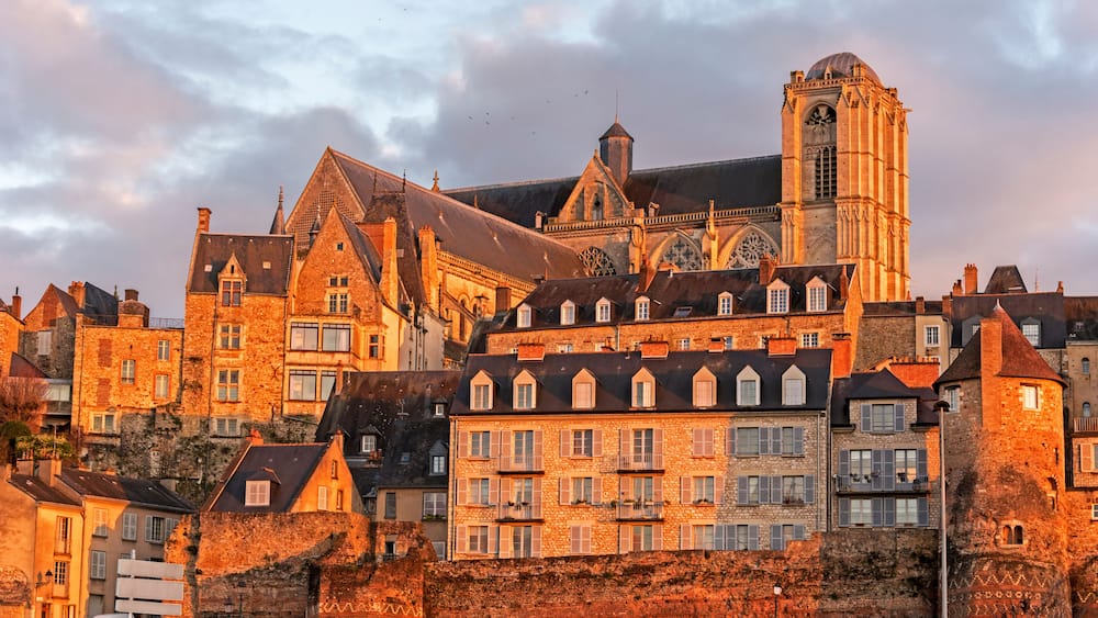 Une ville européenne chargée d’histoire, avec une cathédrale imposante et des bâtiments en pierre qui l’entourent.