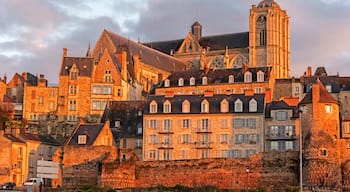 Un pueblo europeo histórico con una catedral destacada y edificios de piedra circundantes.