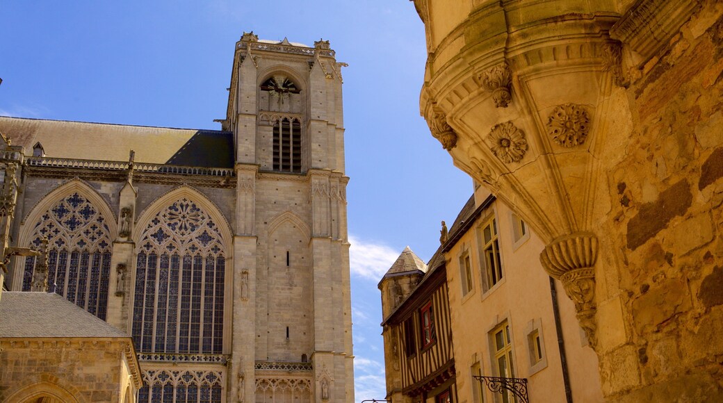 Le Mans showing heritage architecture and heritage elements