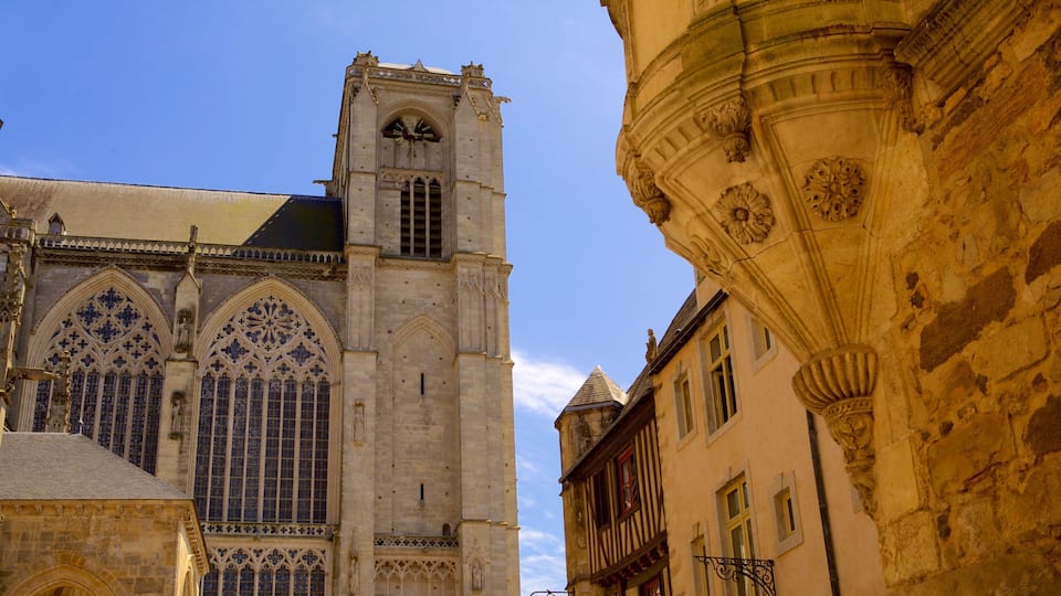 Le Mans showing heritage architecture and heritage elements