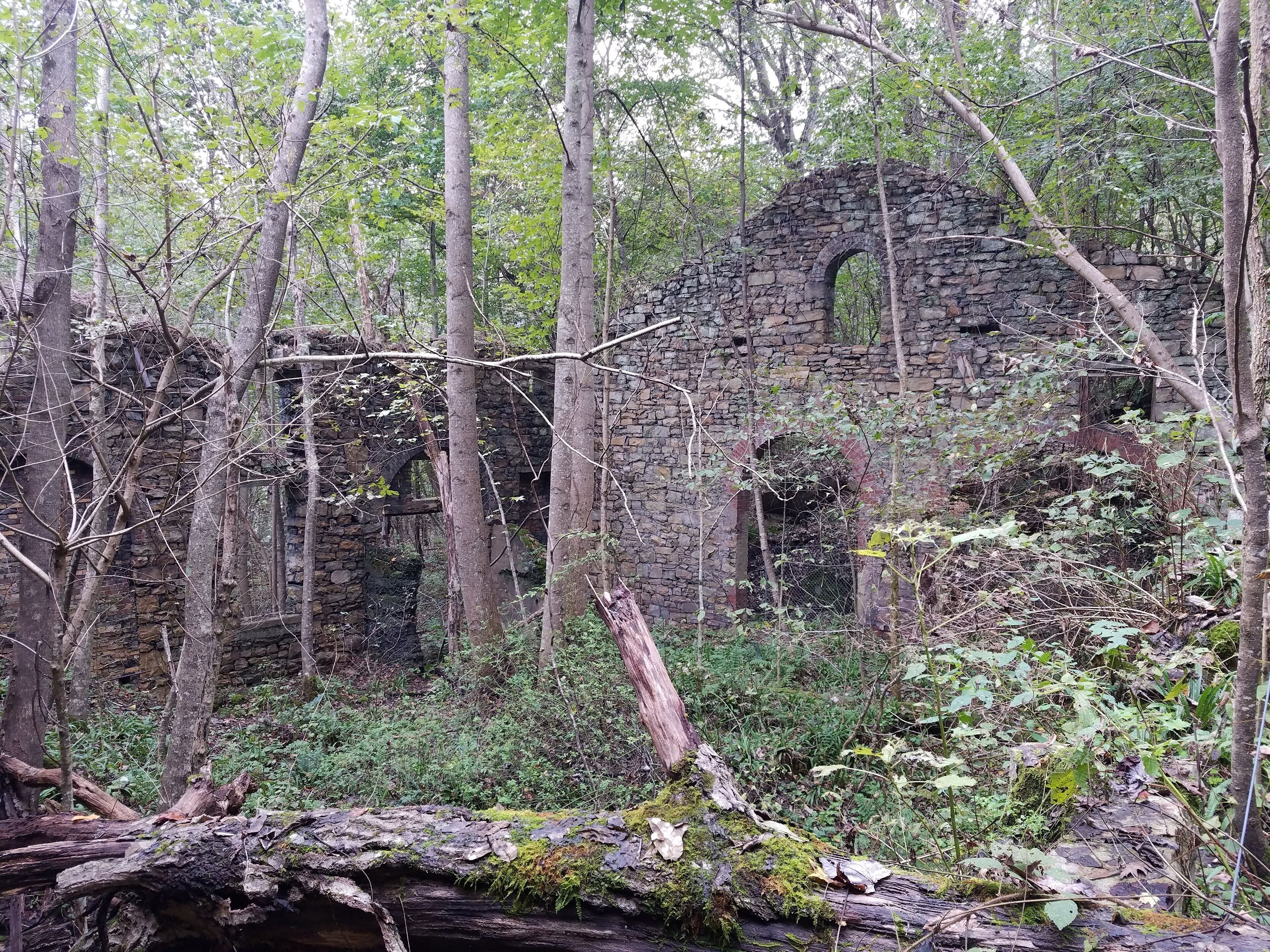 An abandoned building at the Bottom of Kaymoor Miners Trail.