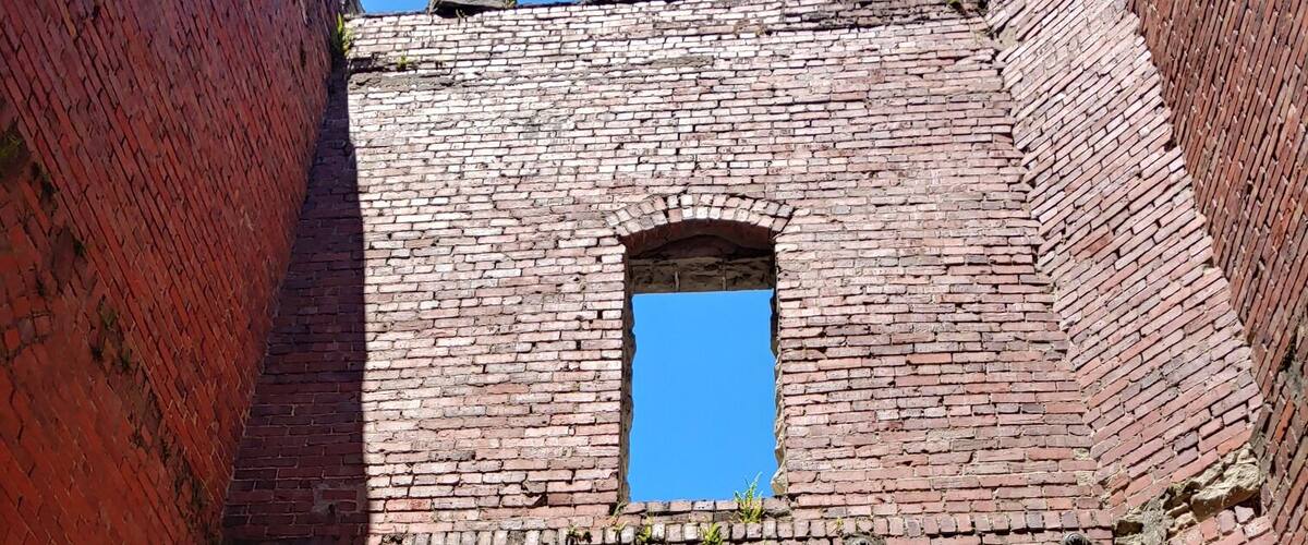 Not so much a castle, as the shell of a gatekeeper's house built around 1897.
It was more or less abandoned until the Cleveland Metroparks bought the land in 1925. The Metroparks removed the second floor and filled in the basement.