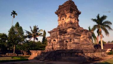 Candi yang belum usai di Singosari.