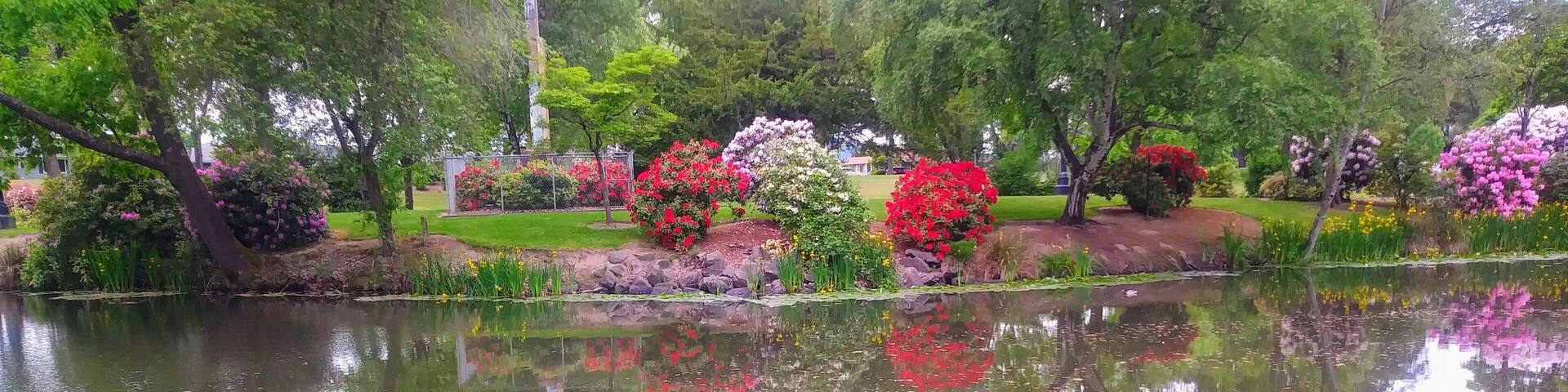 Great graveled walking trail, roughly 3.5mi, playgrounds, opportunities for photography enthusiasts, public restrooms, & the lake is even used for kayaking!