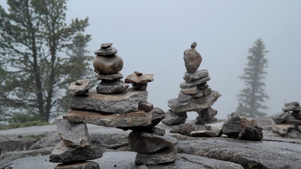 Near the top of Tunnel Mountain, you'll find these mini rock statues that people have put together for fun! Usually, you will have a fantastic view from the top of the town of Banff, but we encountered a lot of mist that afternoon. The trail is a little over 1.5km and is not difficult at all.