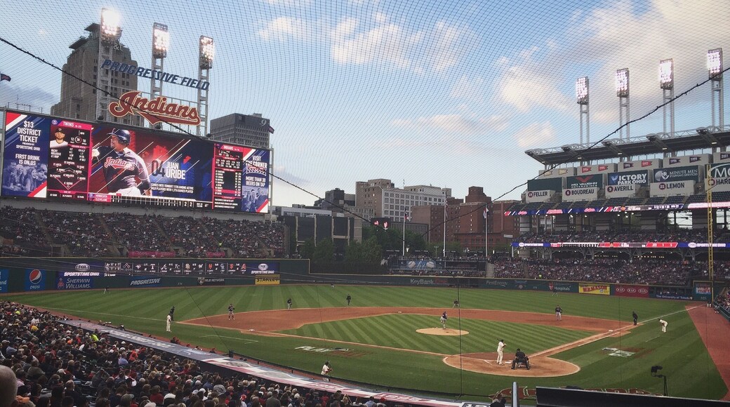 Beautiful ballpark, right in the heart of downtown Cleveland.
Cleveland Indians - 7
Minnesota Twins - 6
