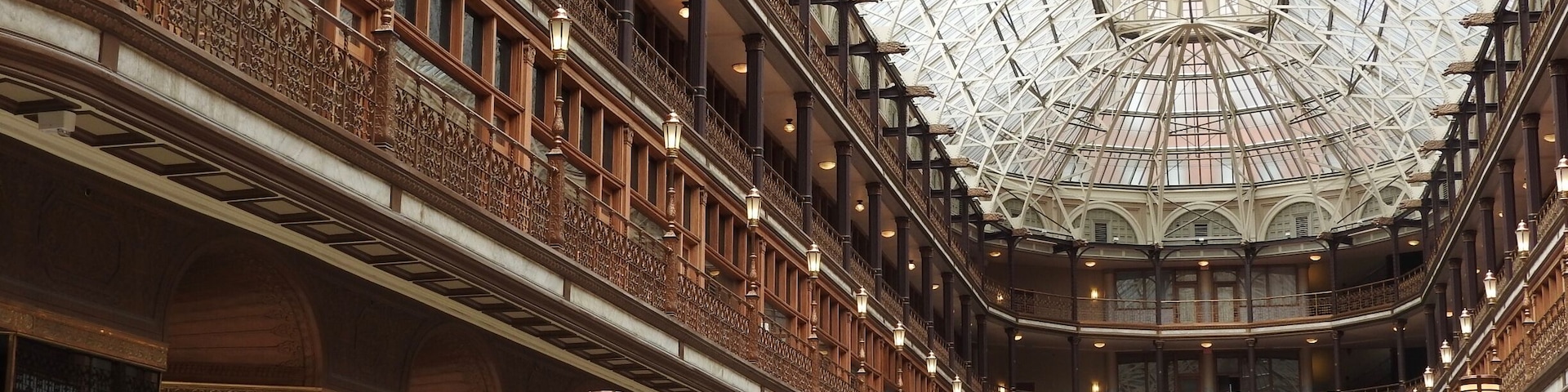 The Arcade in downtown Cleveland, Ohio, is a Victorian-era structure of two nine-story buildings, joined by a five-story arcade with a glass skylight spanning over 300 feet, along the four balconies. Wikipedia
#Cleveland #skylight
#TroveOnTuesday #Trovember