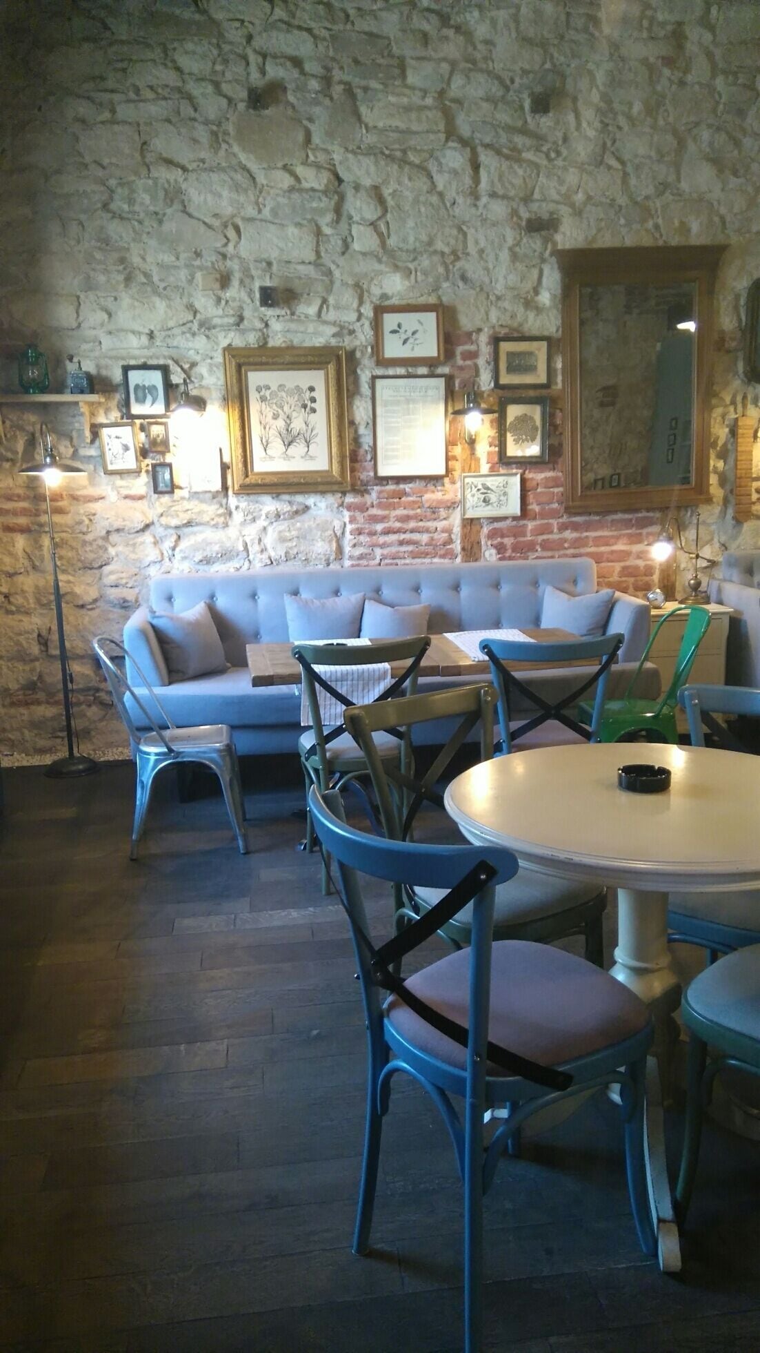 Probably the best place to have breakfast in Cluj. P.S. Try the 'Amintiri din copilarie' [Childhood memories] menu out, as well as the dessert called Lapte de pasare [yup, it resembles Floating island].
#colorful