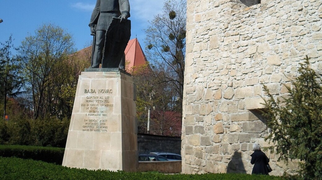 Tailors' bastion with Baba Novak statue.
Baba Novak is a Serbian-Romanian hero and bandit. He was the right arm of Mihail Viteazul, and Romanians dedicated him a statue that stands exactly on the place of his execution, in front of the Tailors’ Bastion.
More:
https://worldlings.wordpress.com/2016/04/27/transylvania-cluj-napoca/