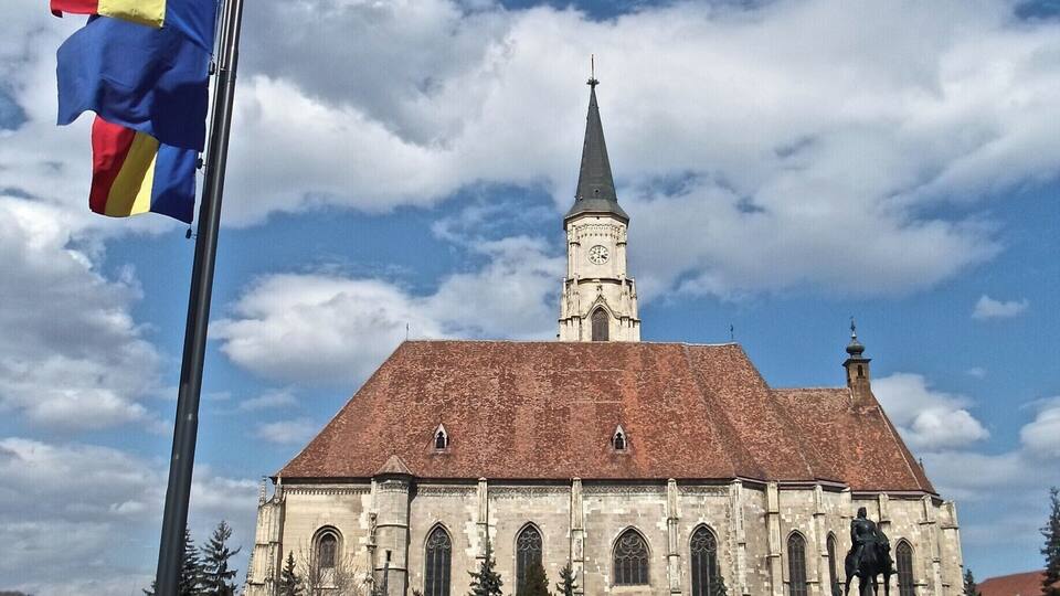 Unirii square with the gigantic monument to Matia Corvin, Romania and Hungary's hero. It won Paris World Exhibition in 1900 and it's on UNESCO list of memorial statues.
https://worldlings.wordpress.com/2016/04/27/transylvania-cluj-napoca/