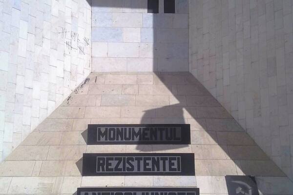 Central Park in early Spring. The park is very big, and has a nice lake. It's a lovely place where you can rest after sightseeing in the city centre. Lots of big, fat crows, instead of the usual pigeons... and monuments remembering the fight against Ceausescu's regime.
https://worldlings.wordpress.com/2016/04/27/transylvania-cluj-napoca/