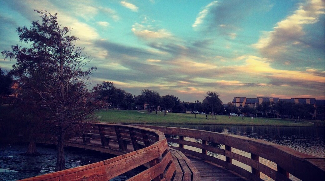 Quaint little park with some walking trails and pond. Located next to a small shopping center. Nice place to spend an afternoon.
This picture was taken on the wraparound bridge on the water.