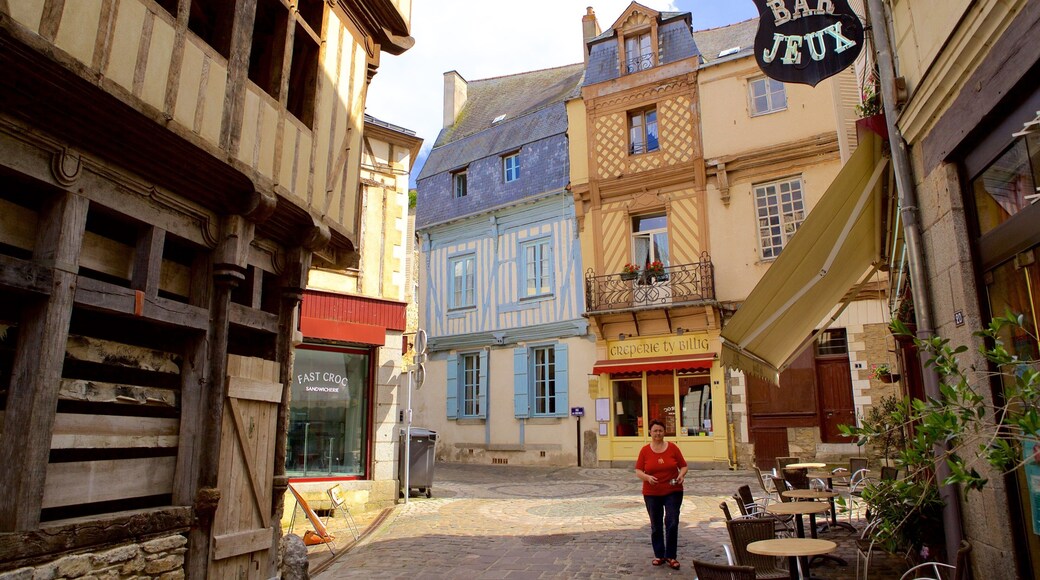 Laval mettant en vedette sortie au restaurant et scĂšnes de rue aussi bien que femme