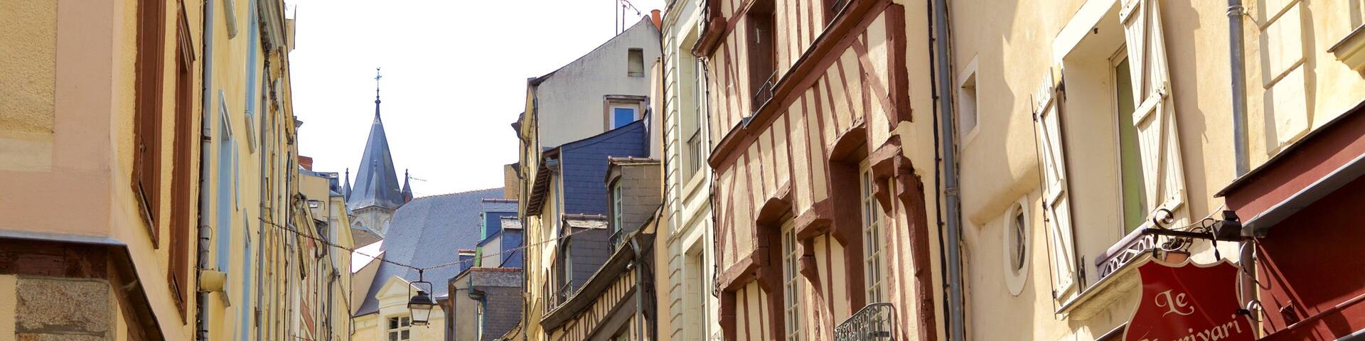 Laval showing heritage elements and street scenes