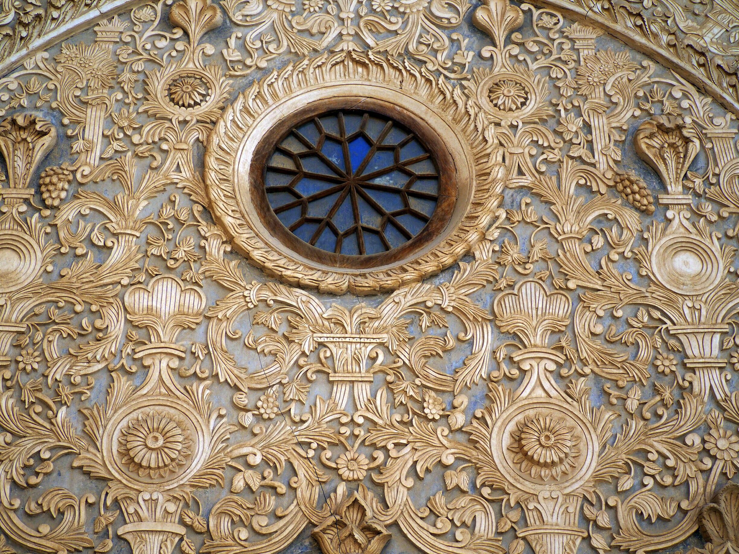 You will find intricate carvings and sculptures in many parts of Tabatabei House, beautifully preserved. Bring enough time to spend at least 1.5 hours here, if not more. Free drinking water is available at several spots within Tabatabei House