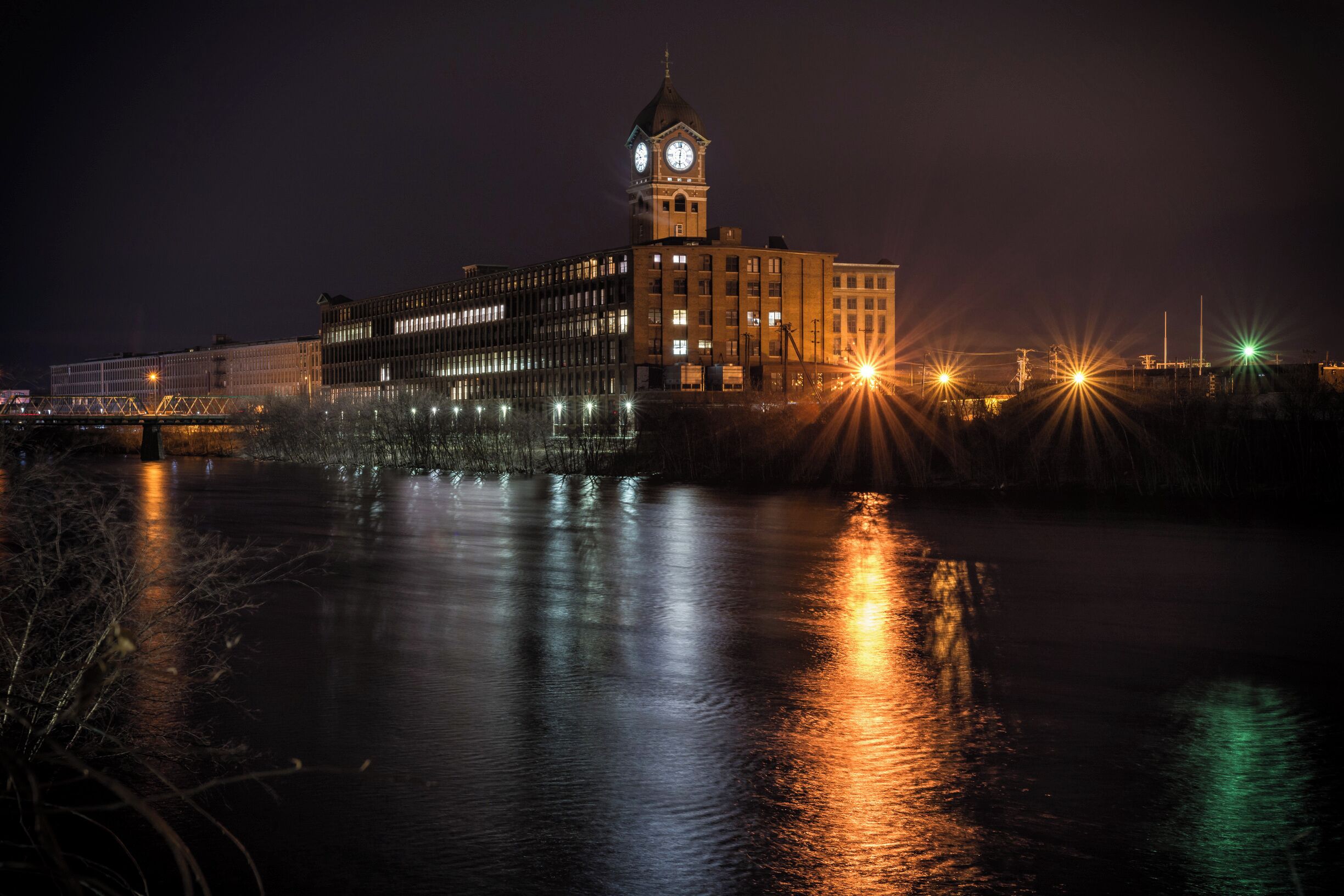 The Ayer Mill Clock Tower is the world's largest mill clock. Its four big glass faces are only 6 inches smaller than Big Ben in London. It is the treasured icon and landmark of Lawrence, Massachusetts.
The Ayer Mill, built to spin and dye yarn, was opened on October 3, 1910. Its grand, illuminated clock tower immediately became the architectural focal point of the Merrimack Valley.
#UrbanJungle #landmark #lawrence #massachusetts #River