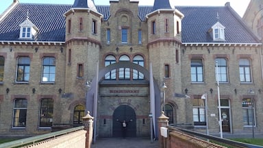 A historic building with a large arched entrance labeled "BLOKHUISSPORT".
