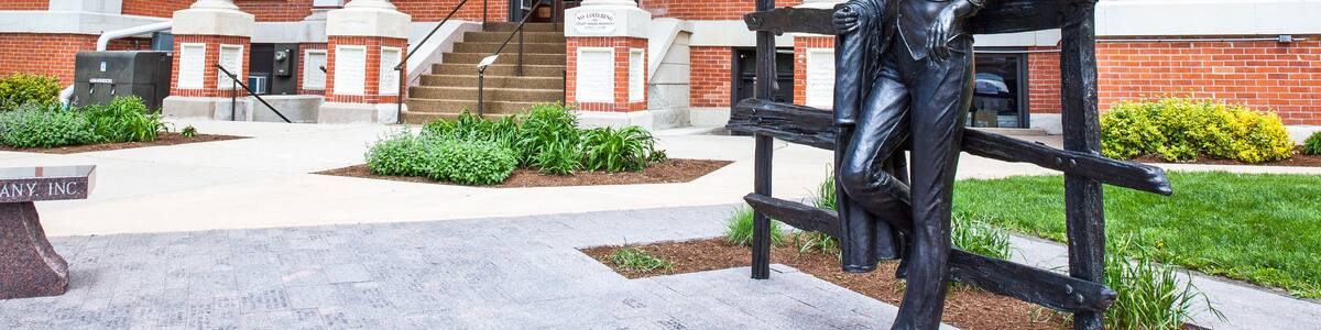 U.S.A. Illinois, Route 66, Pontiac, a Abraham Lincoln statue at the entrance of the Court House