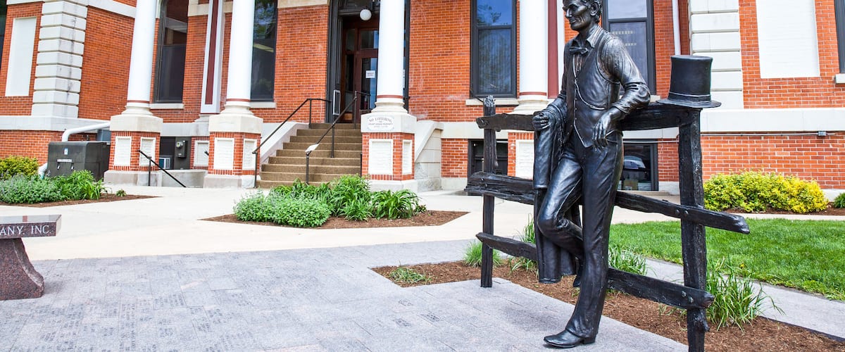 U.S.A. Illinois, Route 66, Pontiac, a Abraham Lincoln statue at the entrance of the Court House