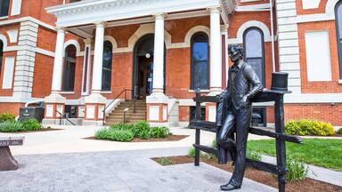 U.S.A. Illinois, Route 66, Pontiac, a Abraham Lincoln statue at the entrance of the Court House