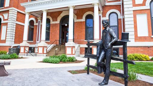 U.S.A. Illinois, Route 66, Pontiac, a Abraham Lincoln statue at the entrance of the Court House